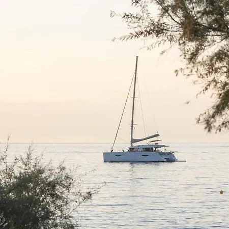 Luxe Crewed Catamaran, Sailing Mangofloat, Croatia Tekne Split