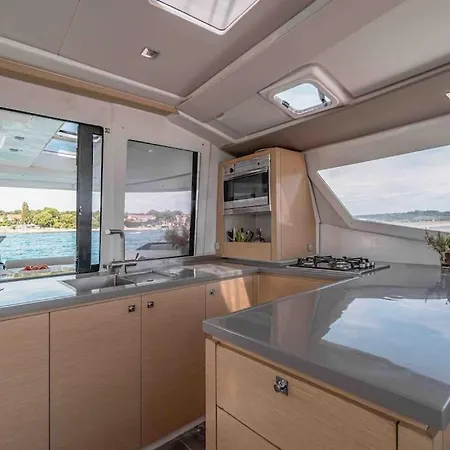 Luxe Crewed Catamaran, Sailing Mangofloat, Croatia سبليت